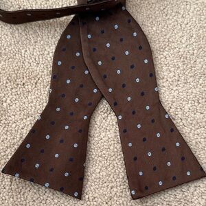 Men’s classy bowtie. Fits neck size 13.75-18.